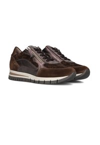Braune Sneaker aus Wildleder und Leder, mit einem strukturierten Leopardenmuster-Panel, Schnürdesign und einer kontrastierenden weißen Sohle.