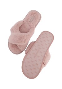 Roze pluche sloffen met een kruisbandontwerp, zachte textuur aan de bovenkant en een patroon op de zool met een herhaald logo.