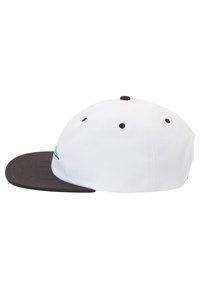 Gorra blanca con visera negra, que presenta ojales negros. Incluye un gráfico sutil en turquesa en la parte frontal y un diseño estructurado.