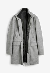 Cappotto in misto lana grigio con motivo a spina di pesce, dotato di rivestimento interno nero, bottoni a pressione e tasche laterali.