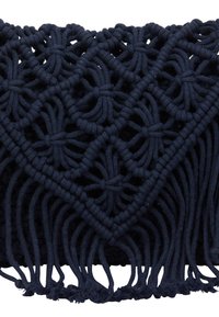 Bolsa de macramé azul marino con intrincados patrones de nudos y largos flecos, hecha de hilo grueso. Presenta un diseño texturizado y tejido.