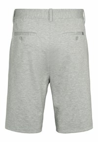 Shorts pour homme gris clair avec deux poches arrière à boutons et passants de ceinture, vus de dos sur fond blanc.