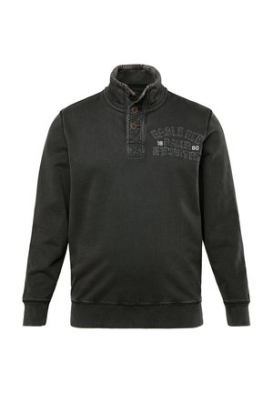 Mørkegrå pullover med høj krave, tre brune knapper og strukturerede detaljer. Har broderet branding på brystet. Materialet er en bomuldsblanding.