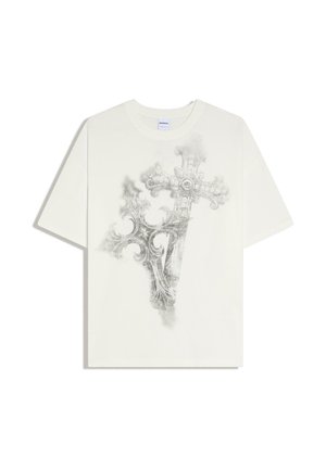 Fehér, rövid ujjú póló, amelynek elhasználódott fekete grafikája két díszes, átfedő keresztet ábrázol az elején.