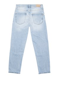Vaqueros de denim azul claro con una textura ligeramente desgastada. Cuentan con cinco bolsillos, un corte recto y una etiqueta beige de marca en la cinturilla.