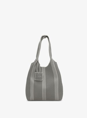 Schwarze und weiße gestreifte Tragetasche mit zwei langen Schulterriemen und einer kleinen, an einem Riemen hängenden quadratischen Tasche.