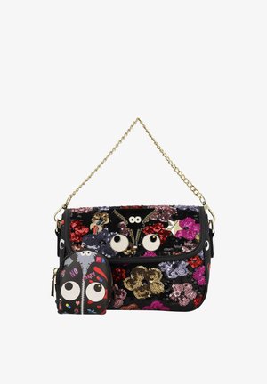 Zwarte handtas met pailletten en klein tasje met kleurrijke bloemenpatronen, cartoonogen, gouden sterversiering en gouden kettingriem.