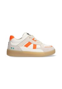 Witte en beige sneaker met oranje accenten, veterfront, rubberen zool en suede details. Heeft drie strepen aan de zijkant.