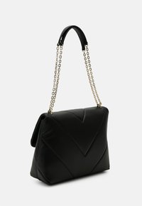 Borsa a mano nera trapuntata realizzata in morbido materiale, caratterizzata da un motivo a chevron, tracolla a catena e forma rettangolare strutturata.