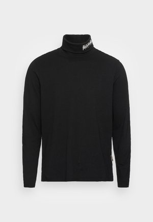 T-shirt noir à manches longues avec col roulé et petit texte logo blanc sur le col, sur fond uni.