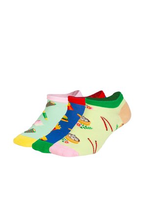 Tre ankelsokker med farverige madmønstre: sushi med spisepinde, burgere og pommes frites samt isvafler på pastelfarvede baggrunde.