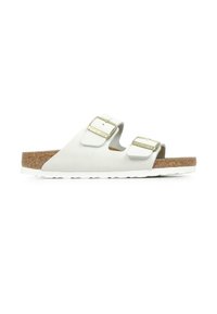 Sandalo slide bianco con due cinturini regolabili e fibbie dorate. Presenta un sottopiede in sughero e una suola bianca a contrasto per aderenza e comfort.