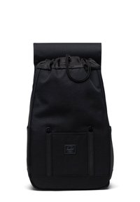 Zaino roll-top nero realizzato in tessuto resistente con chiusura a coulisse, dotato di una tasca frontale e un'etichetta con logo nella parte inferiore.