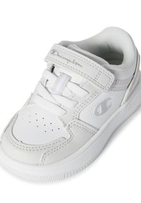 Białe skórzane sneakersy z teksturowanym wykończeniem, wyściełanym językiem i perforowanym noskiem. Posiadają rzep oraz subtelne detale logo.