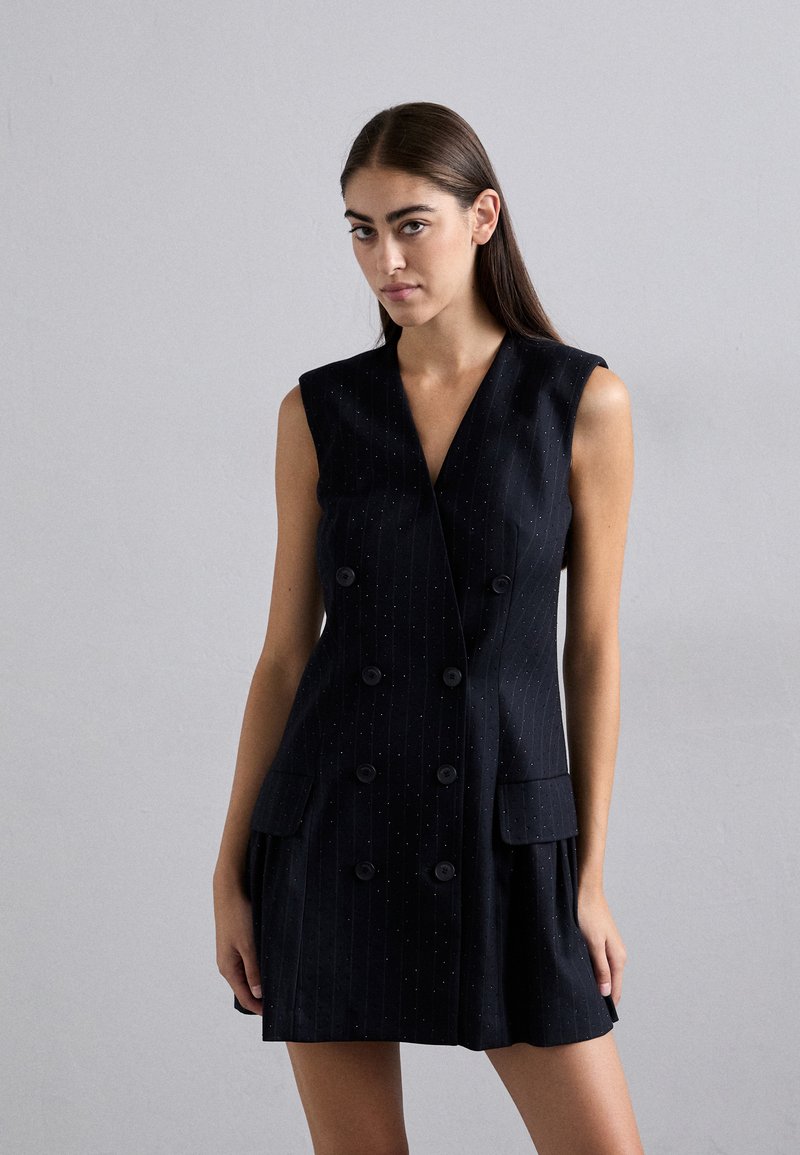 Rochie neagră fără mâneci, cu decolteu adânc în V, nasturi dublu rând, buzunare laterale și model cu dungi fine. Textură netedă, formă ajustată.
