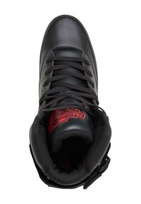 Zwarte high-top sneaker van glad leer, met gestructureerde accenten, vetersluiting aan de voorkant, gepolsterde kraag en rode logo-detail op de tong.