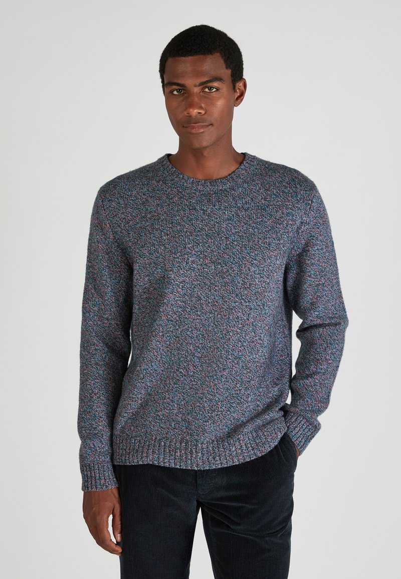 Rundhalspullover aus strukturiertem Strick mit einem Mix aus dunkelblauen, hellblauen und roten Fäden. Rippenbündchen und Saum.