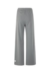 Graue Hosen mit weitem Bein und vertikalen weißen Streifen, elastischem Bund und Logodetail am Saum. Glatte Textur und maßgeschneidertes Design.