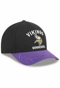 Schwarzschwarze Kappe mit einem gebogenen lila Schirm, der weißen gestickten Text "VIKINGS MINNESOTA" und einem Wikinger-Logo auf der Vorderseite aufweist.