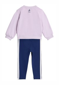 Sudadera de color púrpura claro con cuello redondo y puños acanalados, combinada con leggings azul marino con franjas blancas a los lados. Adornada con el logo de Disney.
