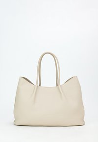 Borsa tote in pelle beige con finitura testurizzata, parte superiore arrotondata e due manici robusti. Nessun hardware o decorazione visibile.