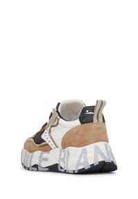 Sneaker chunky con un mix di suede marrone, pelle bianca e dettagli neri. Sole spesso bianco con testo grigio. Dettagli di cuciture attorno alla tomaia.