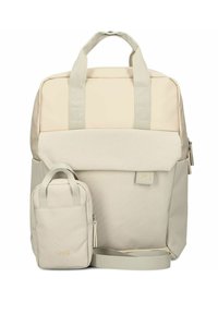Mochila beige con dos asas, correas ajustables y bolsillo frontal; incluye un pequeño estuche a juego con cierre de cremallera.