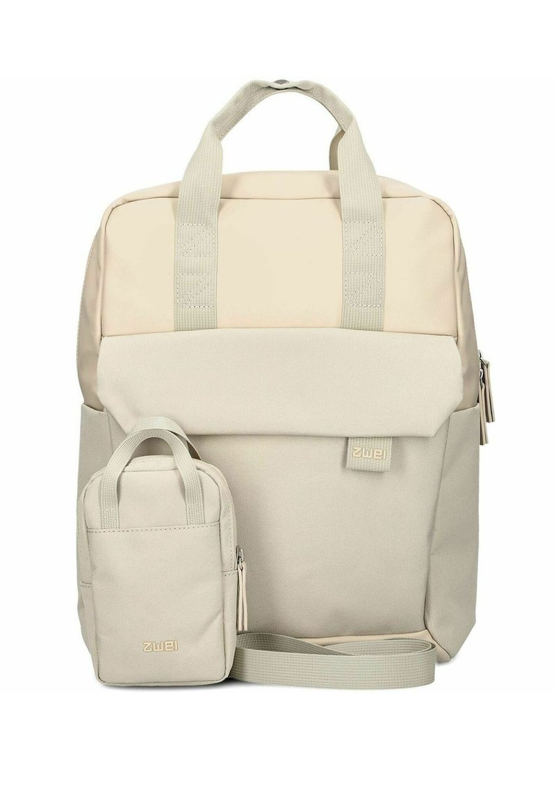 Mochila beige con dos asas, correas ajustables y bolsillo frontal; incluye un pequeño estuche a juego con cierre de cremallera.