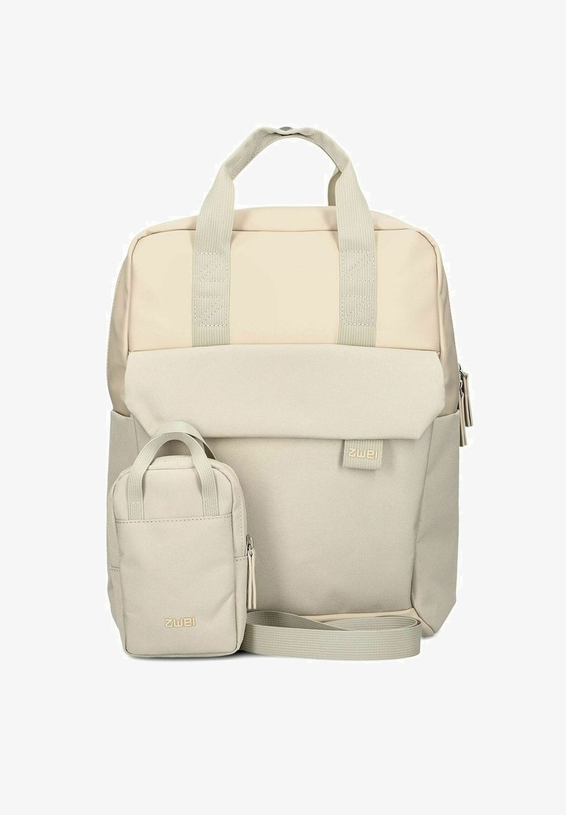 Mochila beige con dos asas, correas ajustables y bolsillo frontal; incluye un pequeño estuche a juego con cierre de cremallera.