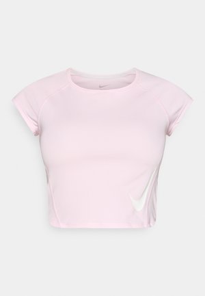 Svetlo roza Nike crop top s kratkimi rokavi, okroglim izrezom in belim logotipom Swoosh na levi strani. Mehki, raztegljivi material.