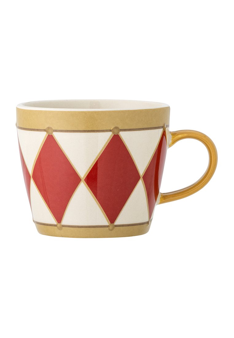 Keramiktasse mit einem geometrischen Harlekinmuster in Rot und Weiß, mit einem goldenen Band und einem gelben Griff.