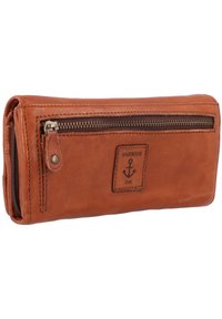 Portafoglio in pelle marrone con chiusura a zip, presenta un'etichetta con logo di un'ancora, texture liscia, design slim e cuciture a contrasto.