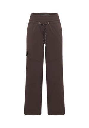 Pantalones de pierna ancha de color marrón oscuro con cintura elástica, cordón ajustable y bolsillo lateral tipo cargo, diseñados para uso casual o al aire libre.