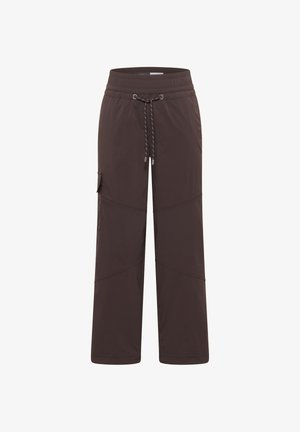 Pantalon large de couleur brun foncé avec taille élastique, cordon de serrage, et poche latérale cargo, conçu pour une tenue décontractée ou en plein air.