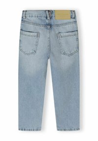 Svijetlo plavi traperice s ravnim nogavicama, uključujući dvije stražnje džepove i šivani rub. Ima tan oznaku na pojasu.