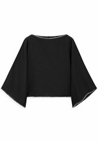 Haut noir court avec manches larges, doté d'un col rond et d'une couture contrastante blanche le long du col et de l'ourlet. Texture lisse.