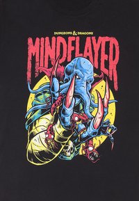 Czarna koszulka z kolorowym wzorem przedstawiającym Mind Flayera z Dungeons & Dragons z niebieską skórą, czerwonymi mackami i żółtymi akcentami.