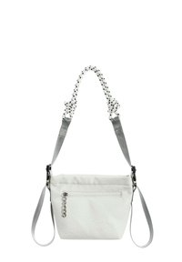 Bolso de mano sintético blanco con acabado texturizado, correa gris ajustable y asa anudada en blanco y negro. Cuenta con un bolsillo frontal con cremallera.