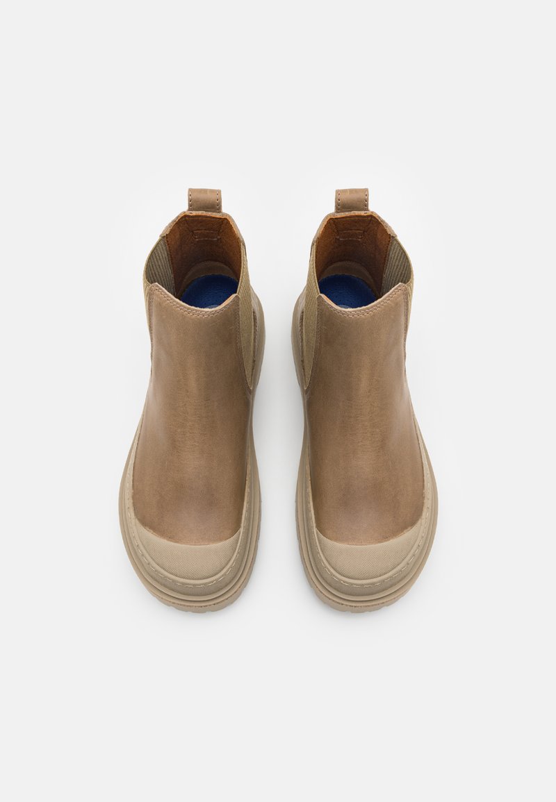 Stivaletti in pelle marrone con pannelli laterali elastici e suole in gomma beige. Texture liscia con punta arrotondata e linguetta sul retro.