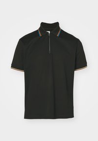 Polo noir à manches courtes avec fermeture éclair à l'avant, col et bordures des manches ornés de rayures multicolores sur fond blanc.