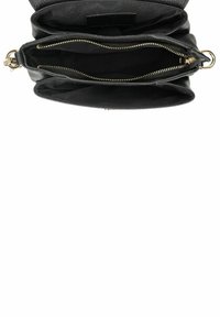 Černá kožená kabelka s prostorným interiérem, dvěma zipovými oddíly a zlatými zipy. Hladký povrch, minimalistický design.