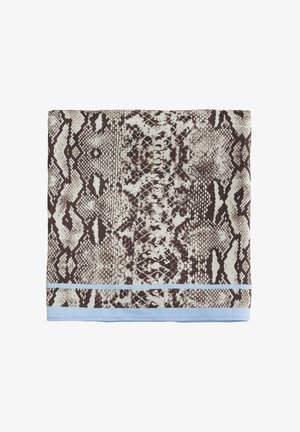 Brązowo-kremowy szalik w nadruk węża z jasnoniebieskim obszyciem. Materiał ma gładką teksturę z misternymi wzorami.
