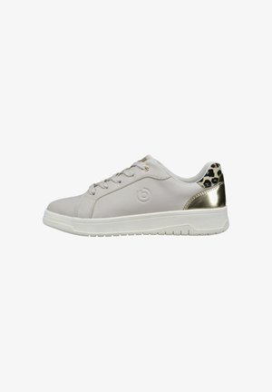 Helle graue Sneakers aus einem glatten Material mit einer weißen Sohle, die einen goldenen metallischen Akzent an der Ferse und ein Leopardenmuster-Detail aufweist.