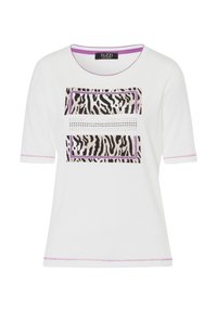 Witte T-shirt met een zebra-print ontwerp en twee rechthoekige accenten. Korte mouwen met roze stiksels langs de zoom en de halslijn.