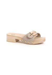 Sandalo scivolato color beige chiaro con tomaia in camoscio, dotato di una fibbia dorata e borchie dorate, montato su un tacco in legno a blocco.