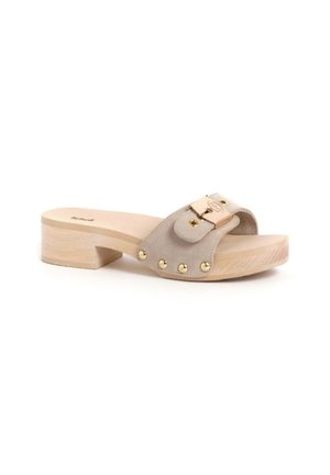 Sandalo scivolato color beige chiaro con tomaia in camoscio, dotato di una fibbia dorata e borchie dorate, montato su un tacco in legno a blocco.