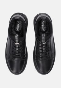 Schwarze Leder-Schnürschuhe mit glatter Oberfläche, runder Zehenpartie und dekorativem metallischen Zubehör an den Schnürsenkeln für zusätzliche Details.