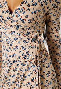 Bubbleroom MIDI JERSEY DRESS - Denní šaty - sand