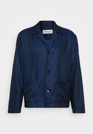 Marinblå randig jacka i satin, med notchkrage, två framfickor och bruna knappar för stängning.
