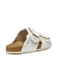 Sandale de slide en tissu blanc avec des bords effilochés, deux brides, des accents en métal doré et une semelle intérieure en liège. Semelle extérieure en caoutchouc texturé pour une meilleure adhérence.